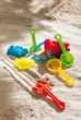 Zestaw do zabawy na plaży "Beachlife" 7-elementów: składa się z małego plastikowego wiadra z uchwytem, ??łopatki, grabek i foremek. Wiadra i foremki różnią się kolorem i kształtem, zapakowane w woreczek z siatki.