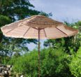 Ogrodowy i plażowy parasol "Hawaii" : średnica ok. 268 cm zapewnia dużo cienia, z dwuczęściową, drewnianą laską (średnica 3,8 cm) i drewnianymi szynami, sznurkowy system otwierania, wodoodporne poszycie poliestrowe przypominające słomę, bez stoj