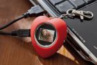 Cyfrowa ramka "Love picture" z kółkiem na klucze, karabińczykiem i złączem USB (długość kabla około 78 cm), rozmiar wyświetlacza 2 x 2 cm.
