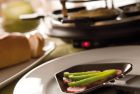 Grill stołowy "Raclette" z zakrytym grillem i 6 mniejszymi patelniami o izolowanych rączkach, odpowiedni dla 6 osób.