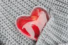 Kieszonkowy podgrzewacz "Warm hearted" , poprzez kliknięcie metalowej płytki i ugniatanie, serce dostarcza ciepło przez ok. 20 minut - przed następnym użyciem po prostu włóż serce do bardzo gorącej wody na ok. 5 minut, waga ok. 62g.