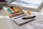Mini notes "Memo" : z długopisem (czarny tusz), jednym notesem z wyrywanymi kartkami i pięcioma różnokolorowymi samoprzylepnymi notesikami, wykonany z materiałów z recyklingu.