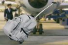 Plecak na kółkach "Stylo" z chowaną, wydłużaną rączką, gumowymi kółkami z osłonami przeciw kurzowi i mechanicznemu uszkodzeniu, 3 przednimi kieszeniami na zamki błyskawiczne, zawiera organizer i otwór na kabel od słuchawek, 2 boczne kieszenie na
