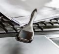 Otwieracz do listów "Dark Line" z matowego metalu, z lustrzaną powierzchnią na znakowanie.