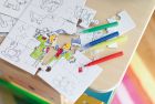 Puzzle dla dzieci "Paint your picture" , zestaw zawiera 4 różne układanki do kolorowania i 4 flamastry, pakowane w przezroczystą torbę z tworzywa sztucznego.