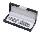 Zestaw do pisania "Chromium" zawiera pióro (czarny tusz) oraz długopis (niebieski tusz), zapakowane w eleganckie pudełko upominkowe z aluminiową płytką.