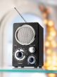 Radio "Frequency" , składana antena, złącze do podłączenia urządzeń zewnętrznych np. słuchawek lub mp3, czerwona dioda LED (zasilanie) i niebieska na panelu częstotliwości, komora na baterie z tyłu urządzenia, pakowane w pudełko.