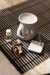 Zestaw zapachowych świec "Silence" zawiera zapachowe kadzidła z ceramiczną podstawką, jeden woreczek aromatycznej mieszanki ziół, jedną buteleczkę  olejku zapachowego, ceramiczną lampkę, dwie świeczki
