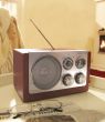 Radio AM/FM "Classic" w eleganckiej, drewnianej obudowie, skala częstotliwości podświetlana na niebiesko.