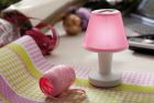 Lampa słoneczna "Illumination" z białą podstawą i kolorowym kloszem, panel słoneczny na górze, możliwość naładowania poprzez kabel USB (ok.. 62cm. długości), zawiera baterie akumulatorowe, zapakowana w pudełko na prezent.