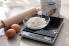 Waga kuchenna "Easy Cooking" wyświetla wagę w gramach i funtach, z cyfrowym zegarkiem, max. 2,5 kg, dokładność 1 g.