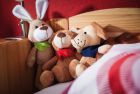 Pluszowy królik "Minna" z miękkim futerkiem i zielonym szalikiem (pakowanym osobno) do nadruku.