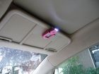 Słoneczna latarka "In car" , 2 białe lampki LED, uchwyt z klipsem do mocowania na klapach przeciwsłonecznych w aucie, akumulatory zasilane energią słoneczną.