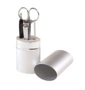 Zestaw do manicure &quot;Marseille&quot; zawierający parę nożyczek do paznokci, pilnik, obcinacz do paznokci i patyczek do manicure w owalnym aluminiowym etui.