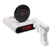 Budzik WESTERN : zawiera tarczę i pistolet ? alarm wyłącza się, gdy cel zostanie trafiony, odgłosy strzału w czasie uzywania pistoletu,z funkcją nagrywania i odliczania, baterie: a x AA do tarczy (brak w zestawie), 2 x AA do pistoletu (brak w zestawie).