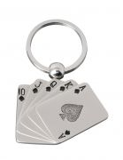 Brelok CARDS : odkręcany pierścień do zawieszenia klucza, wykonany z chromowanego, błyszczącego metalu.