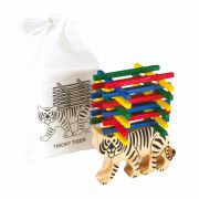 Gra zręcznościowa &quot;Tricky Tiger&quot; zawiera drewnianego tygrysa z czarnym nadrukiem, 24 drewniane patyczki w 4 różnych kolorach, instrukcję, pakowana w przyjazną środowisku bawełnianą torebkę.