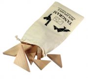 Puzzle drewniane &quot;Tangram&quot; wykonane z naturalnego drewna jałowcowego, zapakowane w przyjazną środowisku bawełnianą torbę.
