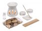 Zestaw zapachowych świec "Silence" zawiera zapachowe kadzidła z ceramiczną podstawką, jeden woreczek aromatycznej mieszanki ziół, jedną buteleczkę  olejku zapachowego, ceramiczną lampkę, dwie świeczki